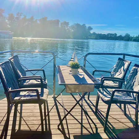 Botel Komfortables Fuehrerscheinfreies Hausboot Bis Zu 5 Personen Ketzin
