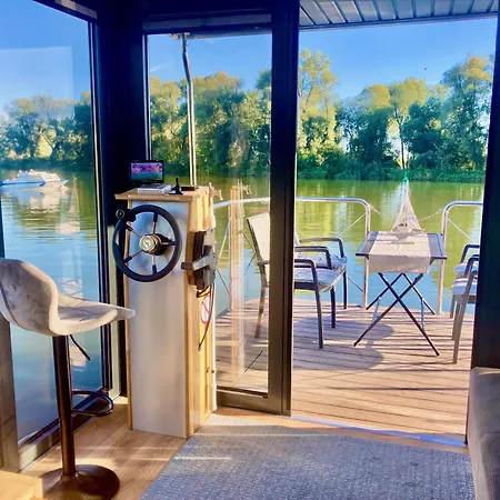 Komfortables Fuehrerscheinfreies Hausboot Bis Zu 5 Personen Botel *